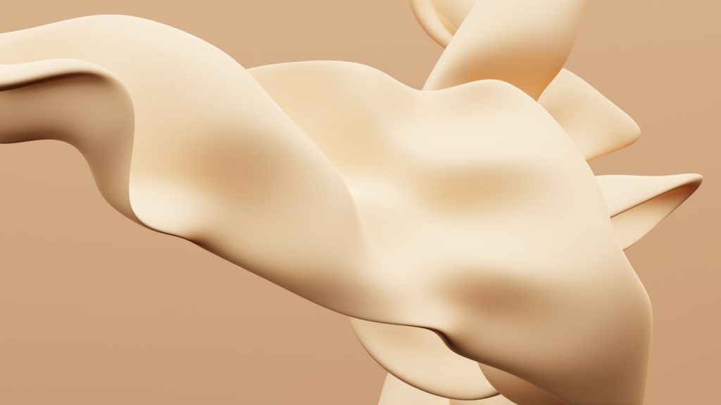 Abstrakte, fließende Form in warmen Beigetönen als Symbol für innere Klarheit, Resilienz und stimmige Visionsarbeit im 1:1 Coaching.