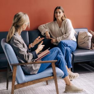 Zwei Frauen im persönlichen Coaching-Gespräch als Symbol für systemisches Coaching, Resilienz-Stärkung und mentale Gesundheit.