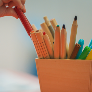 Buntstifte in einem Becher als Symbol für kreatives Kinder-Coaching, emotionale Stärke und frühe Resilienzförderung.